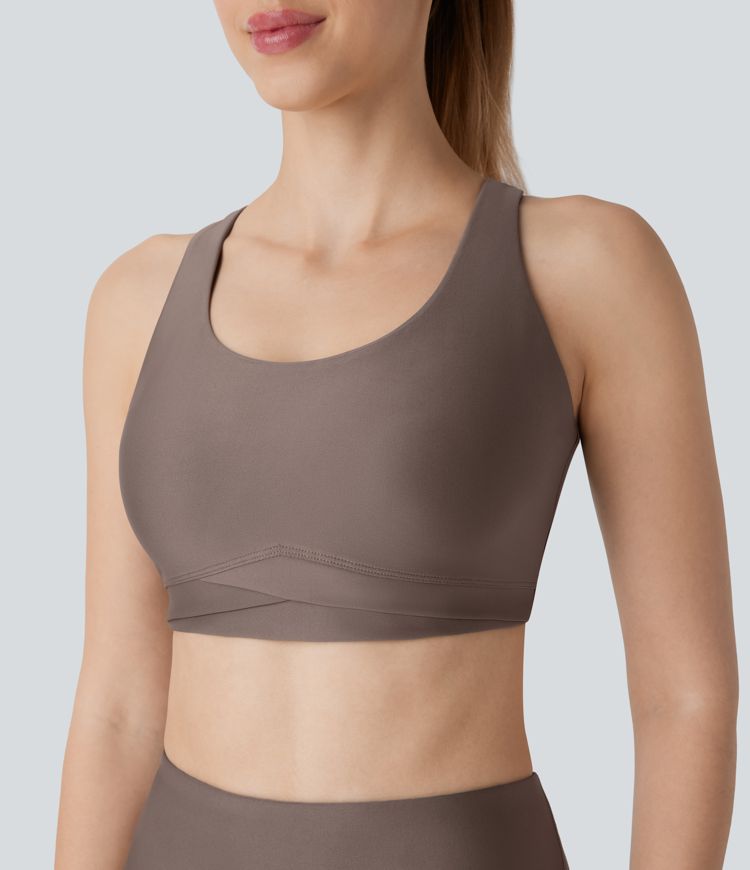 Glänzender, rückenfreier Crossover-Workout-Sport-BH mit mittlerem Support und verstellbaren Trägern