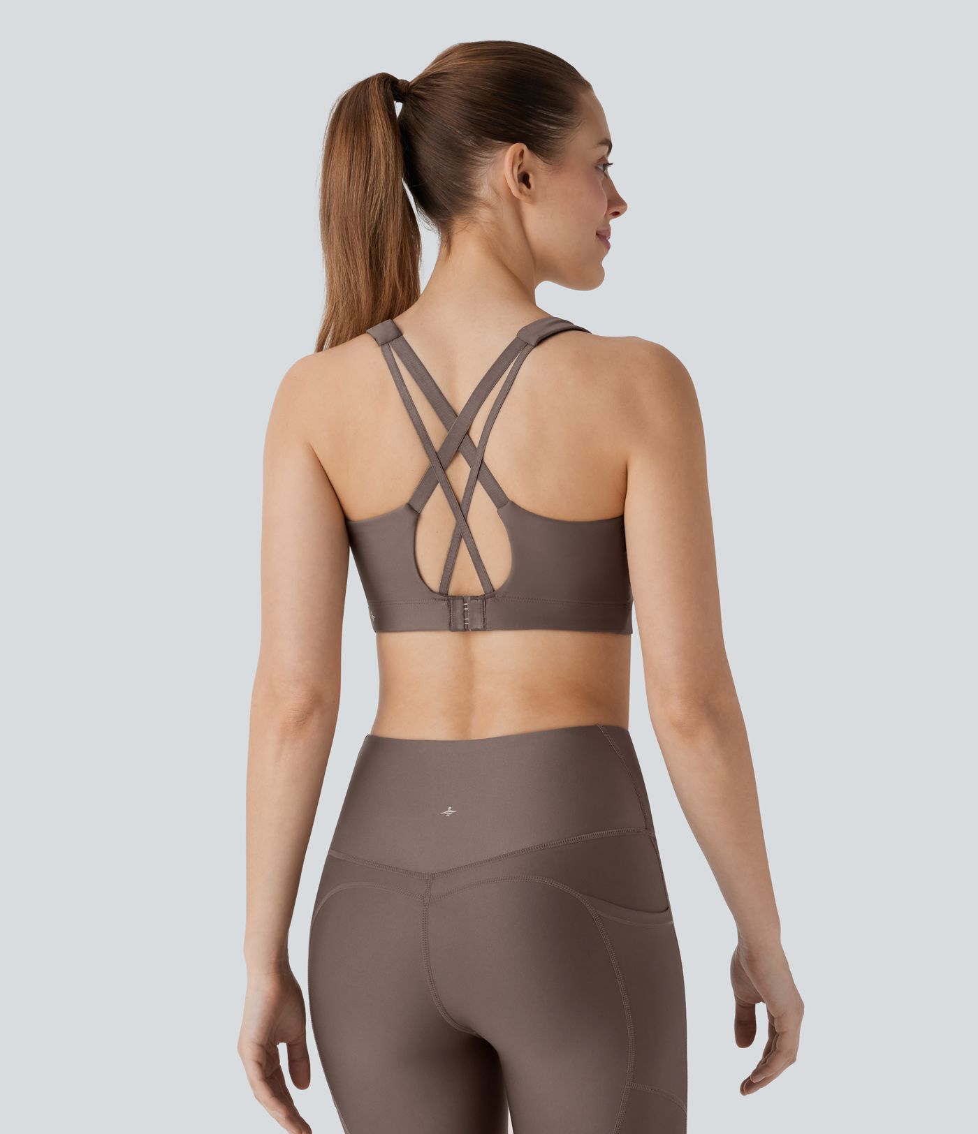 Glänzender, rückenfreier Crossover-Workout-Sport-BH mit mittlerem Support und verstellbaren Trägern