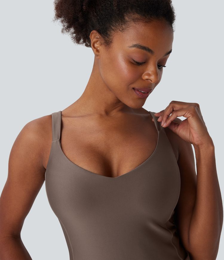 V-hálsaður mjór 2-í-1 gljáandi hlaupatoppur með vösum