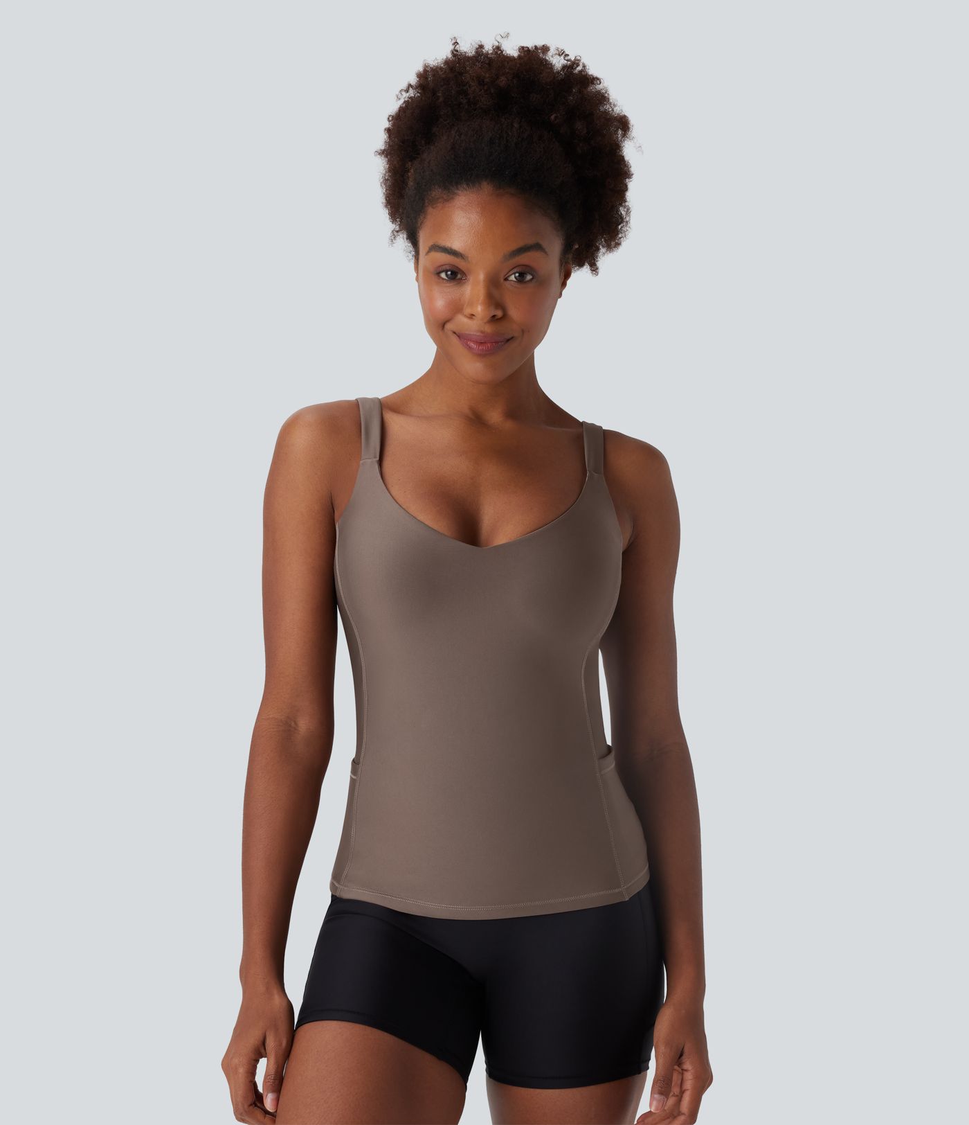 V-hálsaður mjór 2-í-1 gljáandi hlaupatoppur með vösum