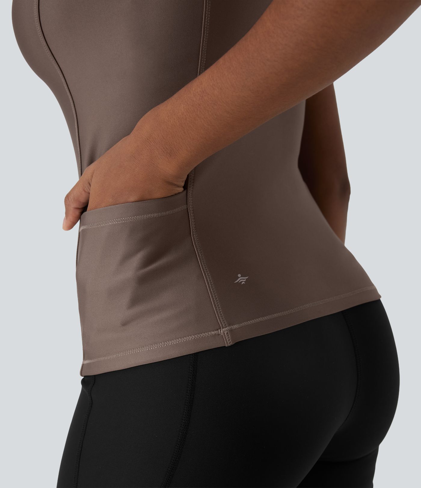 V-hálsaður mjór 2-í-1 gljáandi hlaupatoppur með vösum