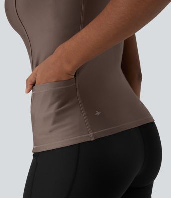 V-hálsaður mjór 2-í-1 gljáandi hlaupatoppur með vösum