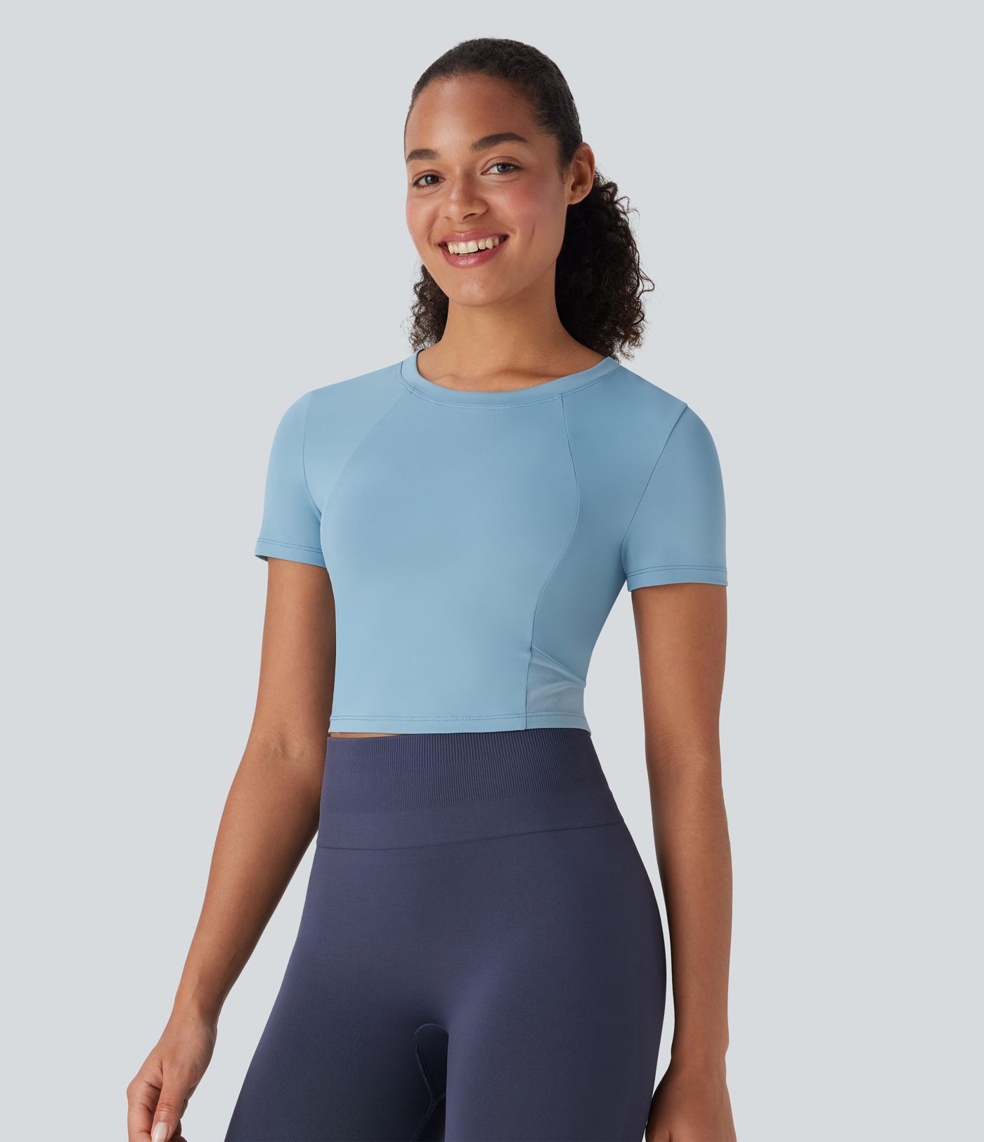 Top deportivo corto de manga corta para yoga de tejido en contraste con cuello redondo de manga corta