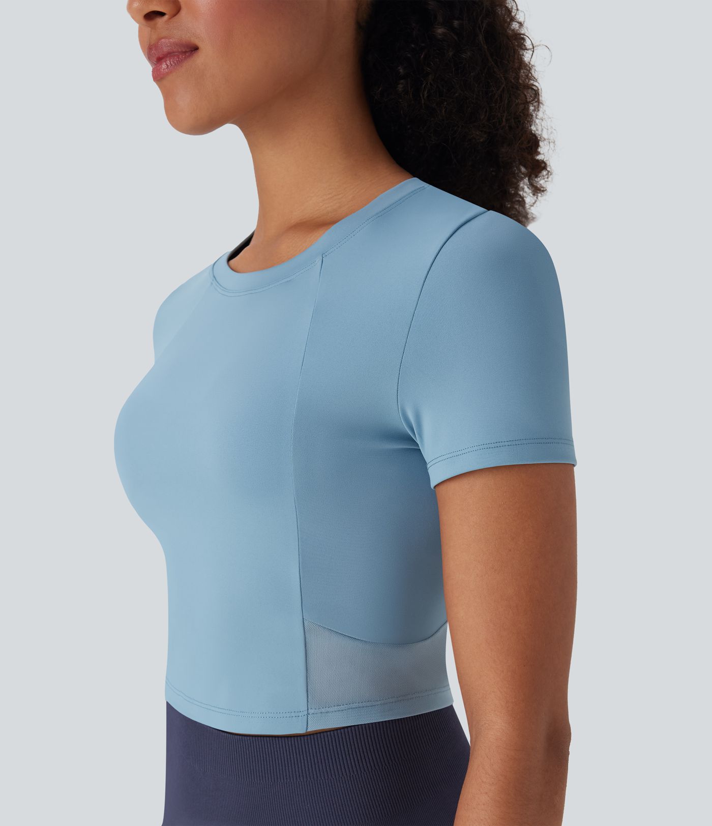 Top deportivo corto de manga corta para yoga de tejido en contraste con cuello redondo de manga corta