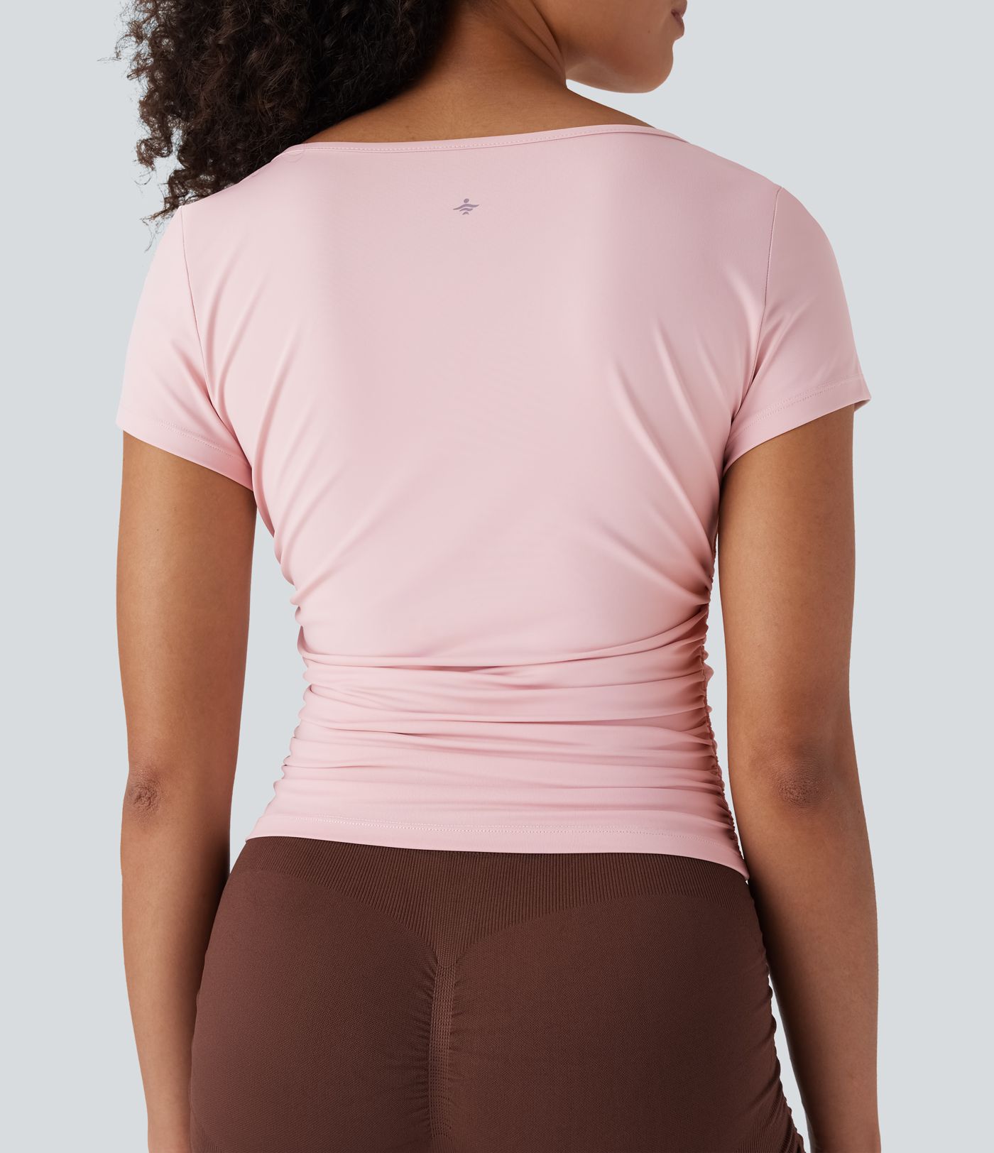 Top de yoga fruncido de manga corta con cuello vuelto