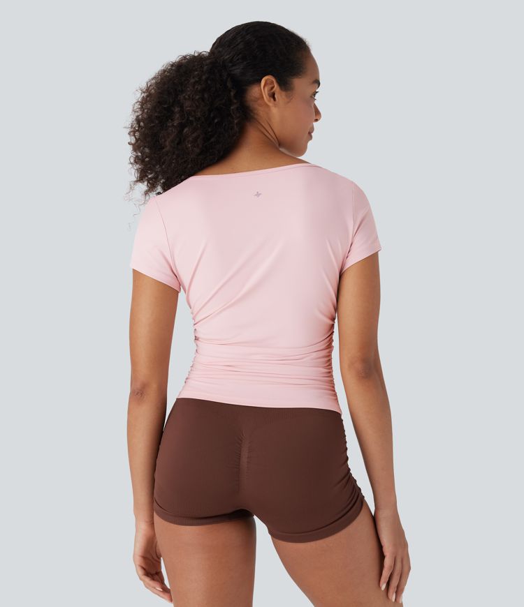 Top de yoga fruncido de manga corta con cuello vuelto