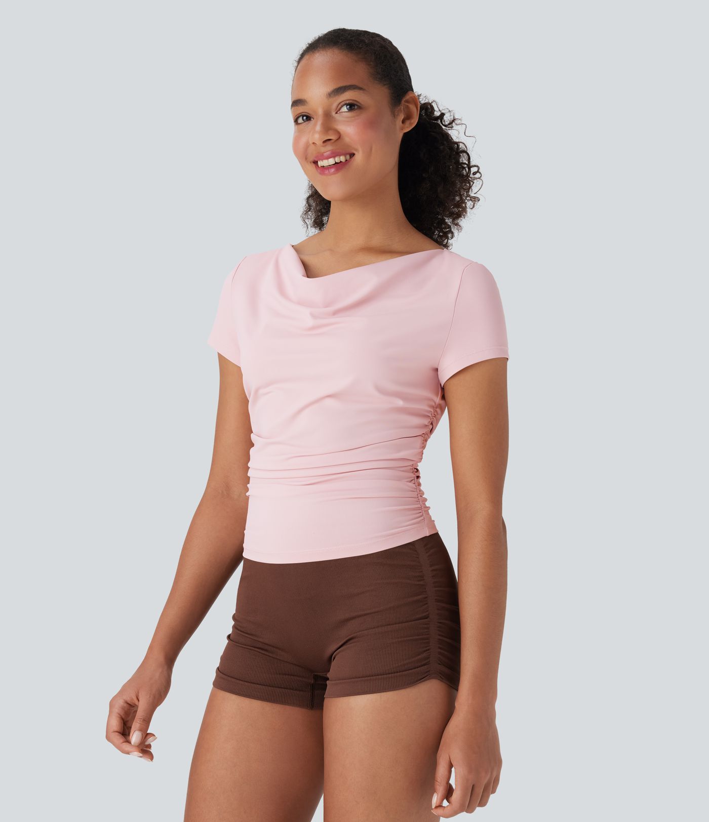 Top de yoga fruncido de manga corta con cuello vuelto
