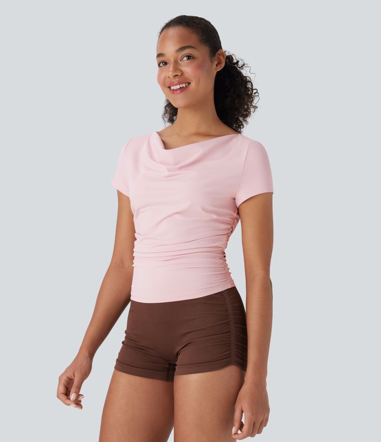 Top de yoga fruncido de manga corta con cuello vuelto