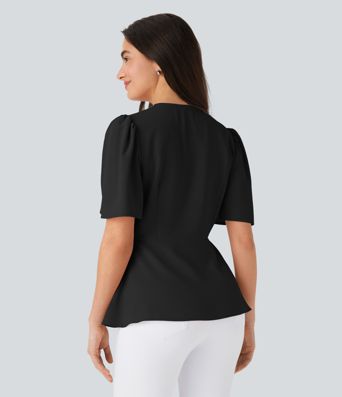 Top de trabajo con cuello en V, manga corta y dobladillo con volante