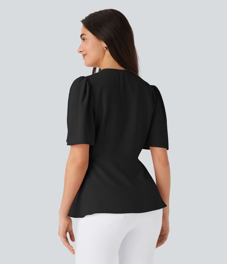 Top de trabajo con cuello en V, manga corta y dobladillo con volante