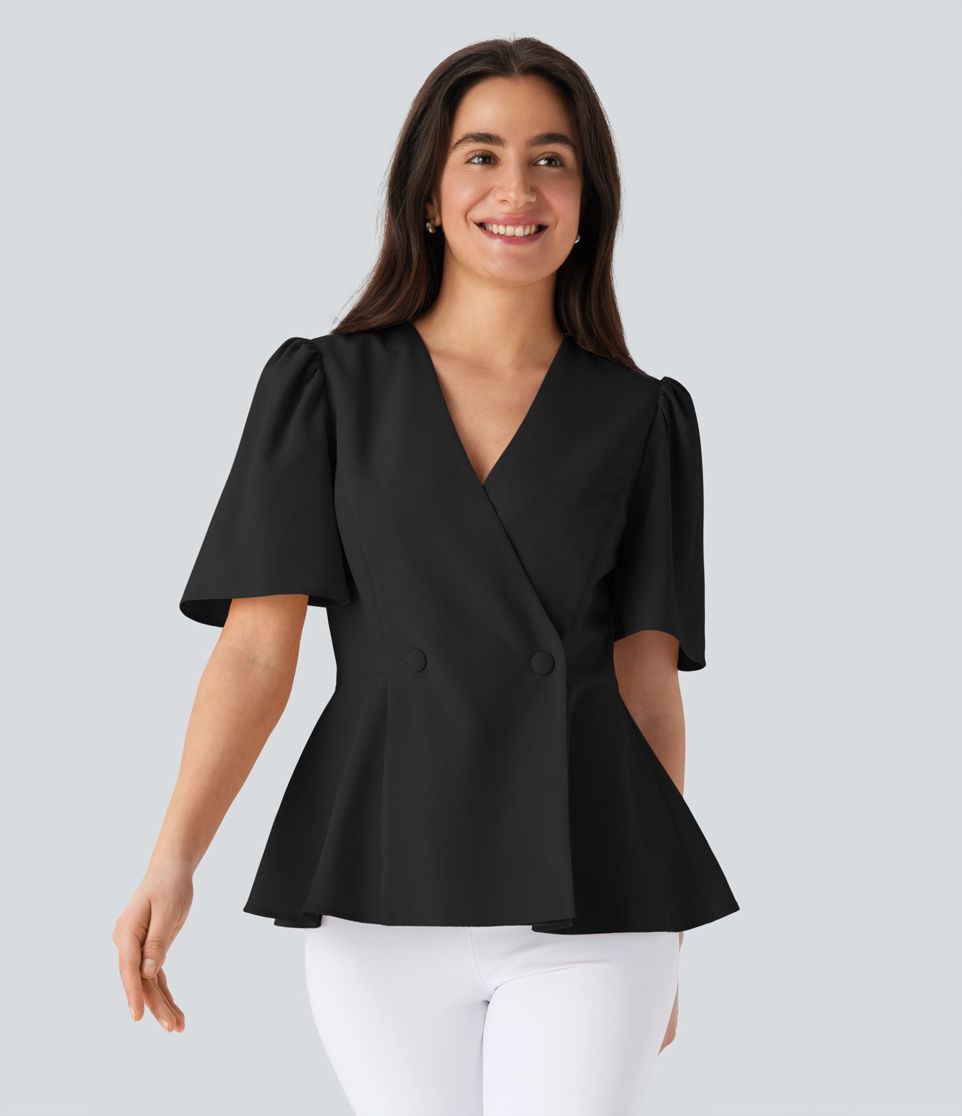 Top de trabajo con cuello en V, manga corta y dobladillo con volante