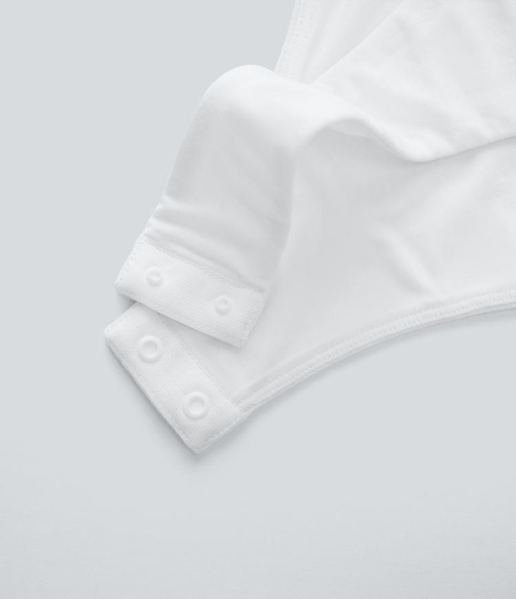 Body de oficina de satén con cuello en V cruzado con mangas murciélago y botones a presión