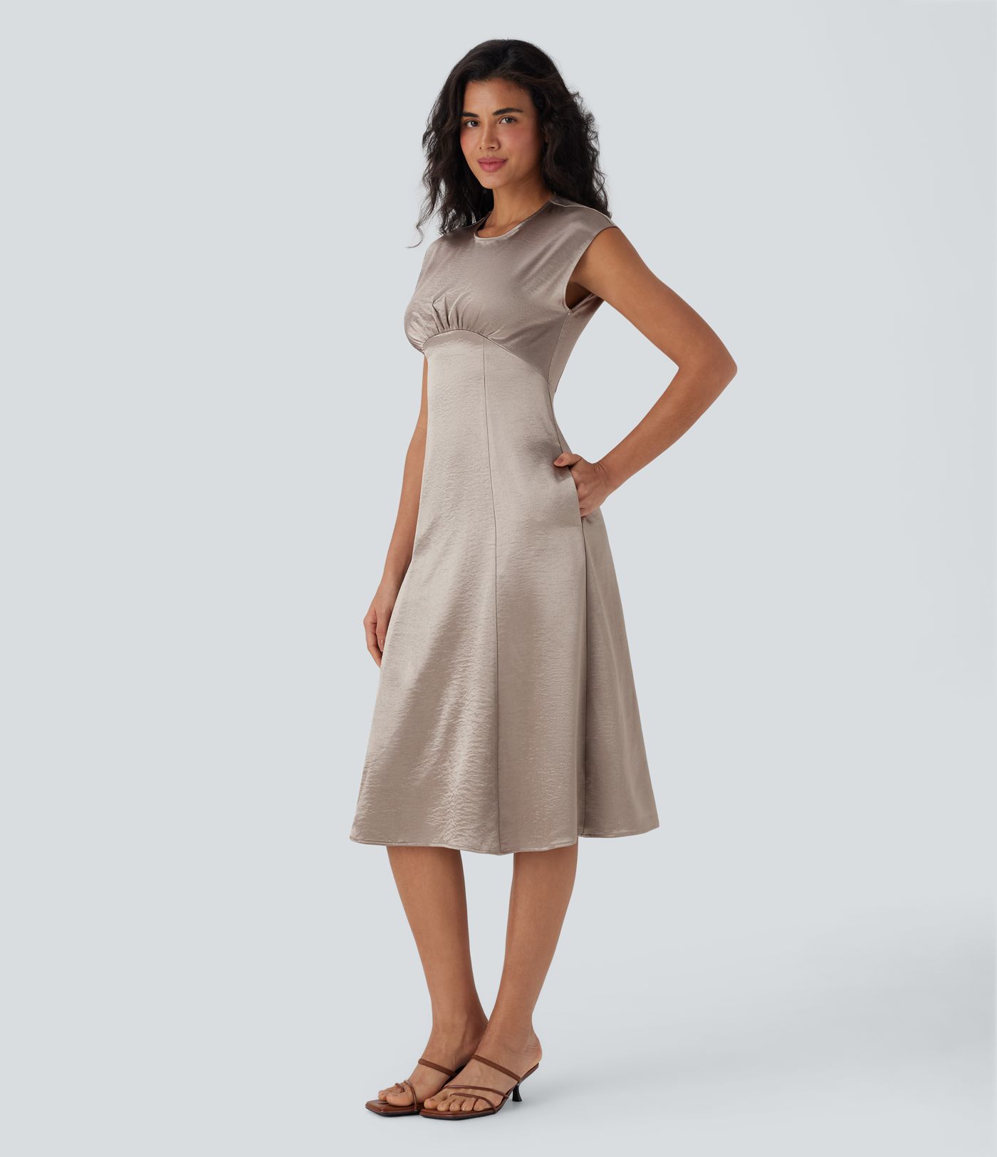 Vestido midi de oficina de satén fruncido con cuello redondo, cremallera invisible y bolsillos