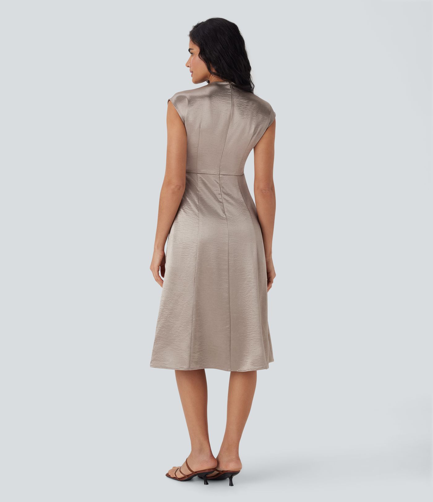 Vestido midi de oficina de satén fruncido con cuello redondo, cremallera invisible y bolsillos