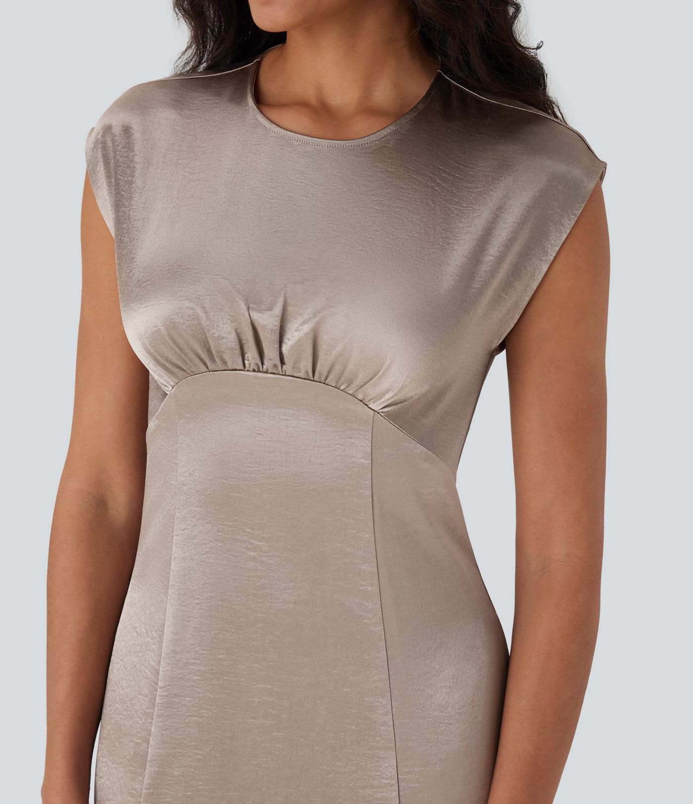 Vestido midi de oficina de satén fruncido con cuello redondo, cremallera invisible y bolsillos