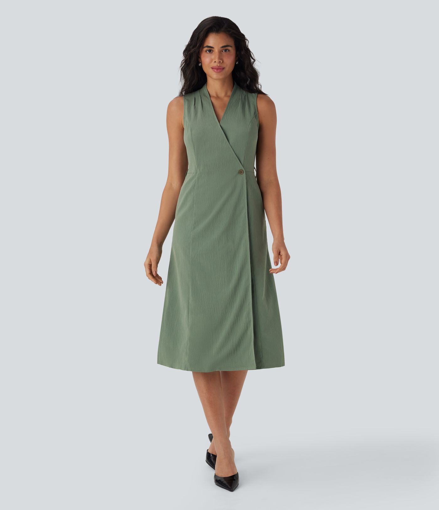 Vestido midi sin mangas y escote en V cruzado con cinturón y bolsillos laterales