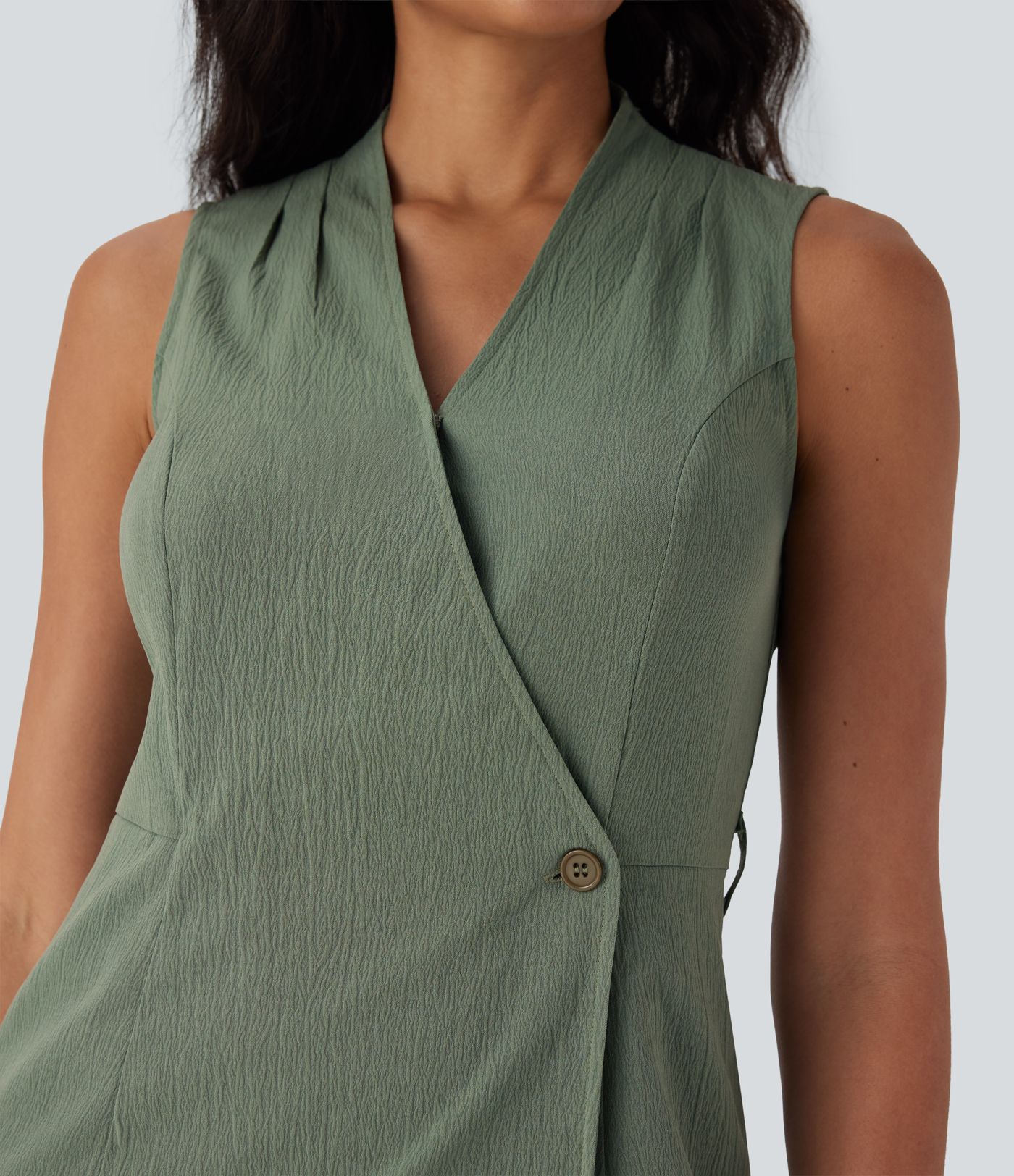 Vestido midi sin mangas y escote en V cruzado con cinturón y bolsillos laterales