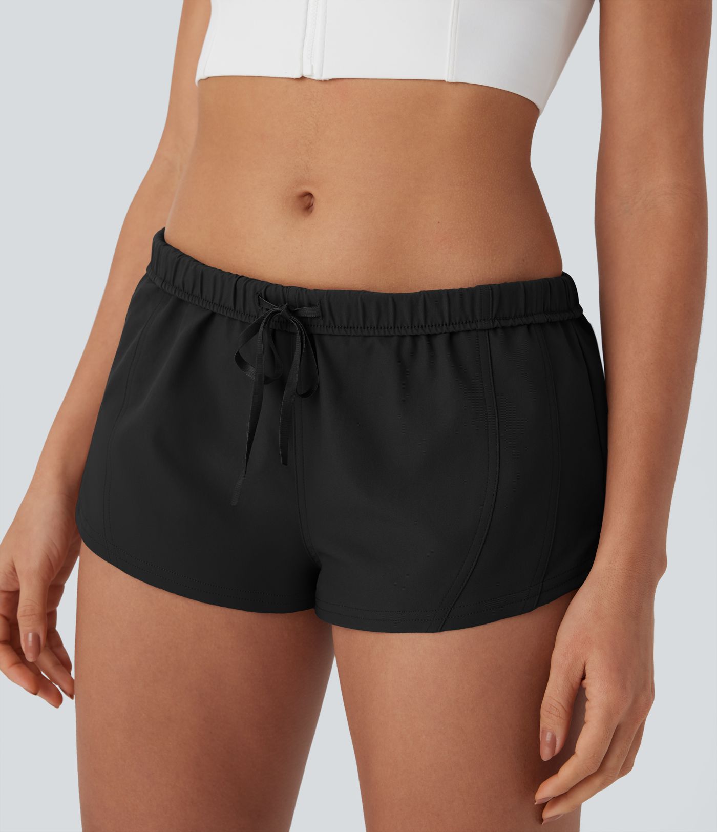 Wasserabweisende 2-in-1-Laufshorts aus Twill mit niedrigem Bund, Gesäßtasche, Kordelzug und Umschlag