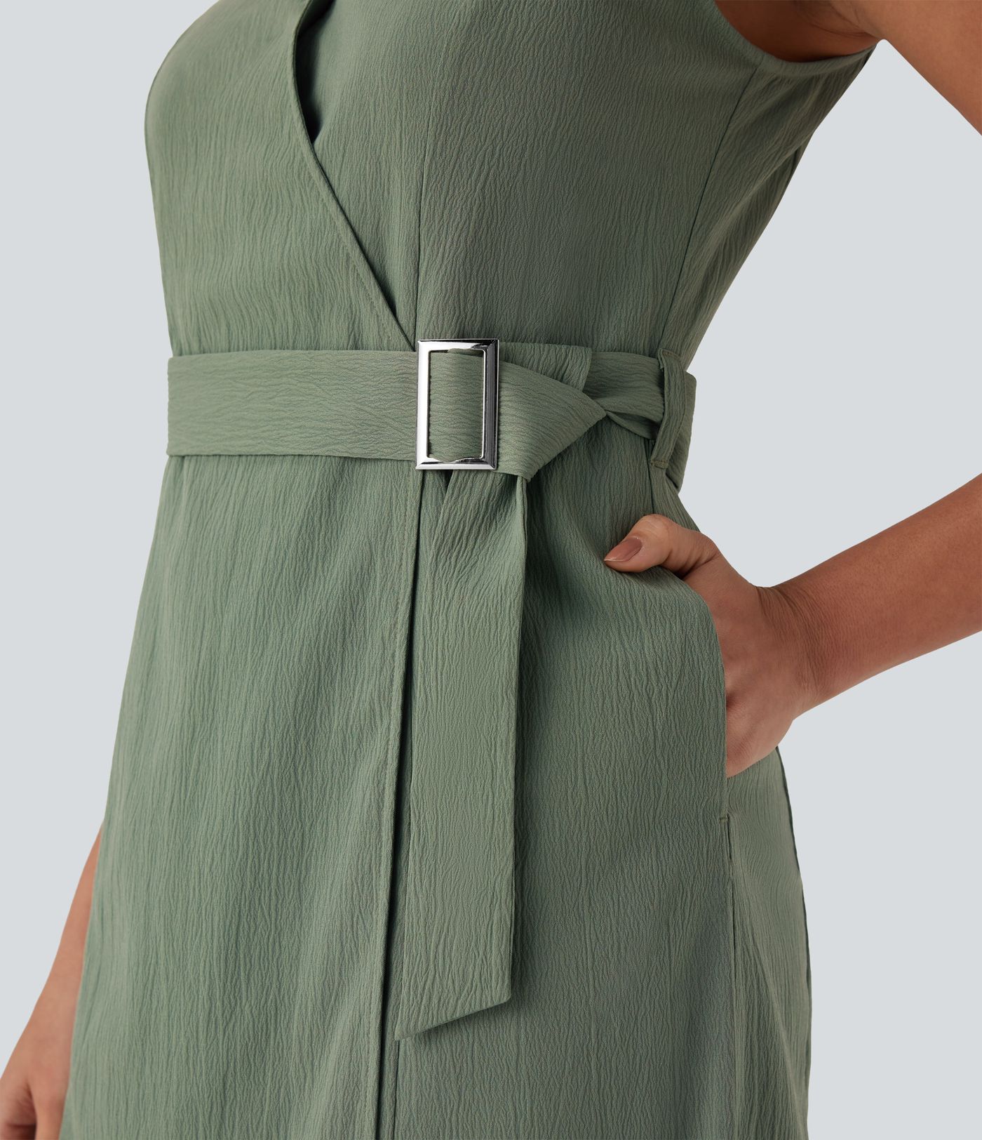 Vestido midi sin mangas y escote en V cruzado con cinturón y bolsillos laterales