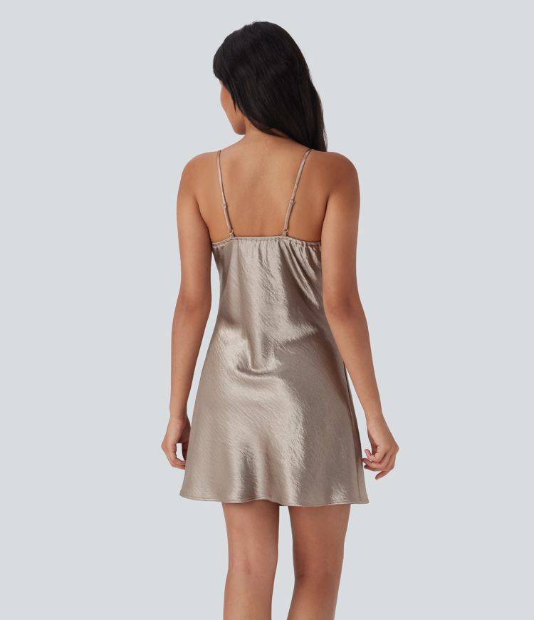 Mini-robe slip en satin à col polo, coupe décontractée