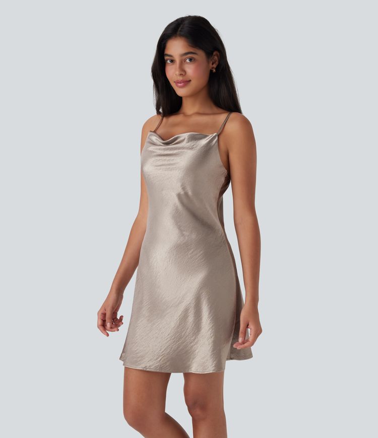 Mini-robe slip en satin à col polo, coupe décontractée