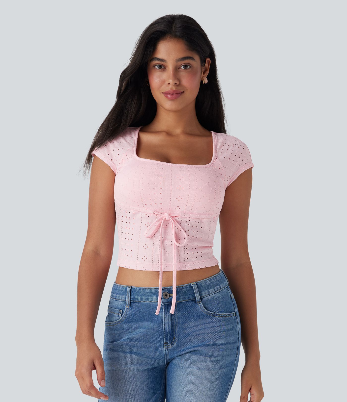 Top corto y estrecho de estilo casual con escote cuadrado, cordón en el cuello y detalles perforados.