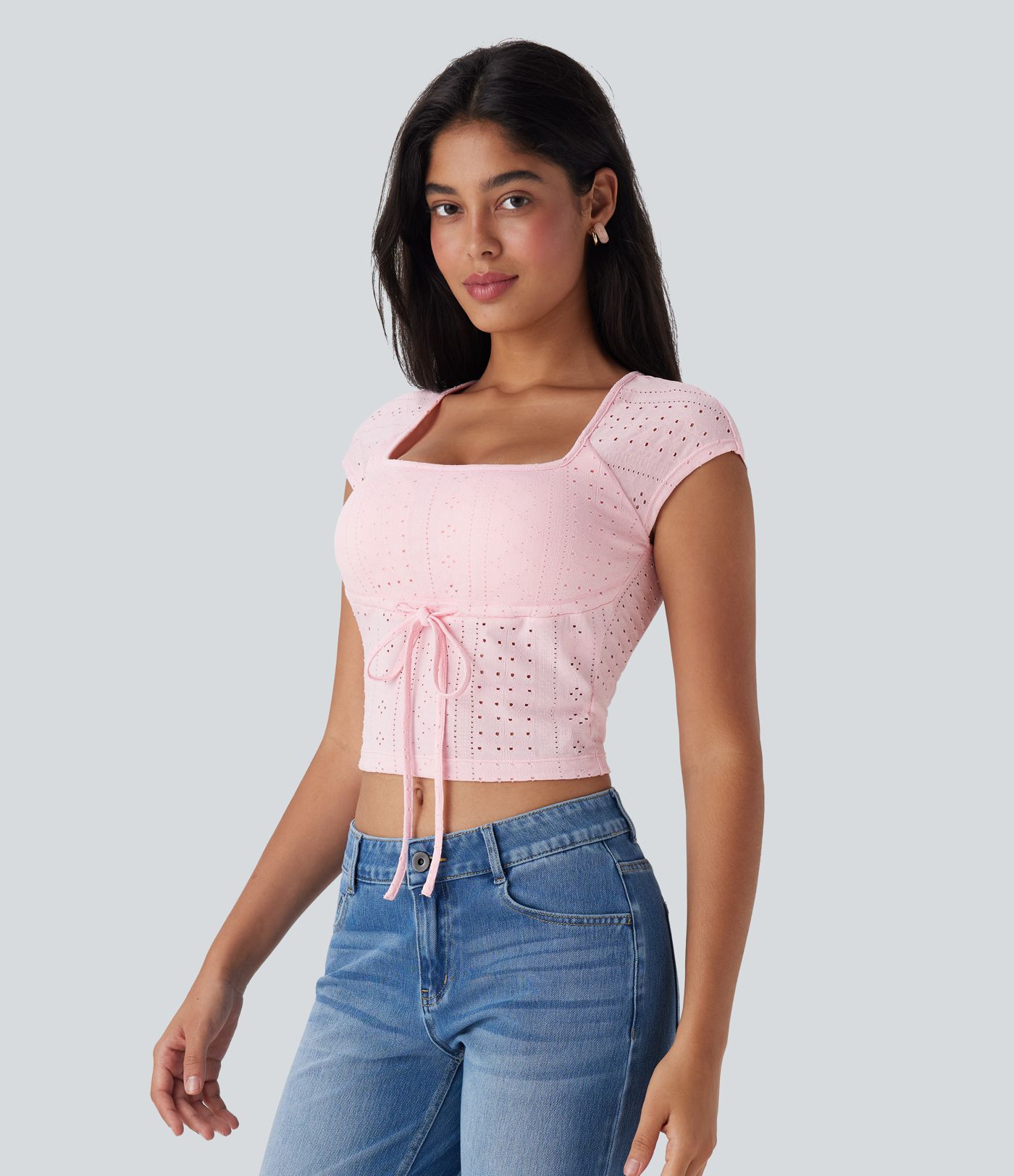 Top corto y estrecho de estilo casual con escote cuadrado, cordón en el cuello y detalles perforados.