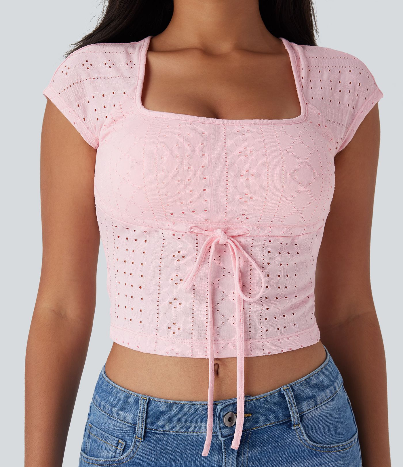 Top corto y estrecho de estilo casual con escote cuadrado, cordón en el cuello y detalles perforados.
