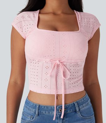 Top corto y estrecho de estilo casual con escote cuadrado, cordón en el cuello y detalles perforados.