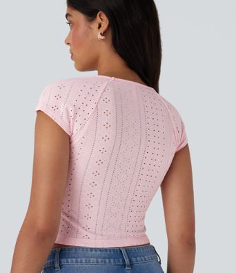 Top corto y estrecho de estilo casual con escote cuadrado, cordón en el cuello y detalles perforados.