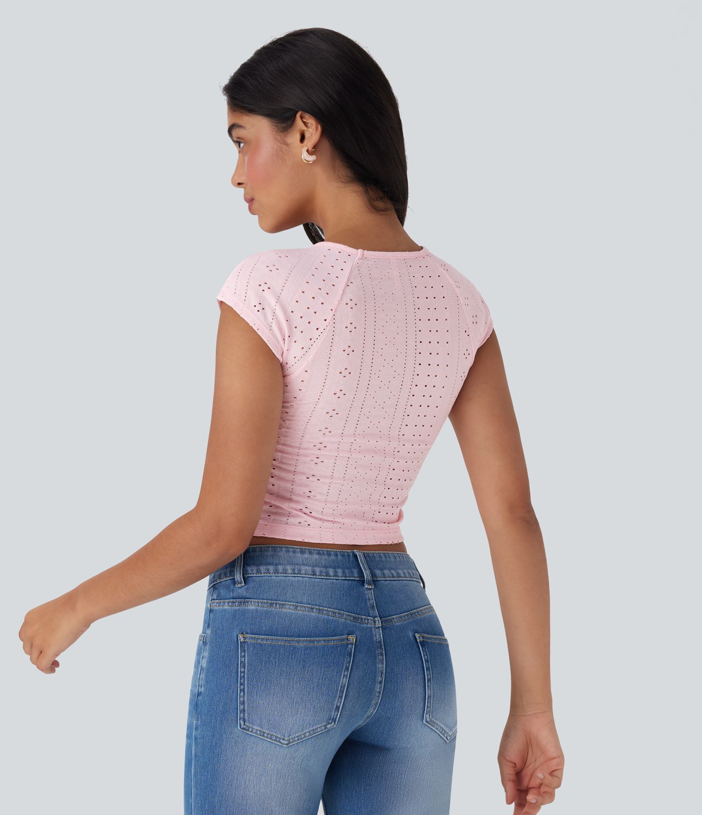 Top corto y estrecho de estilo casual con escote cuadrado, cordón en el cuello y detalles perforados.