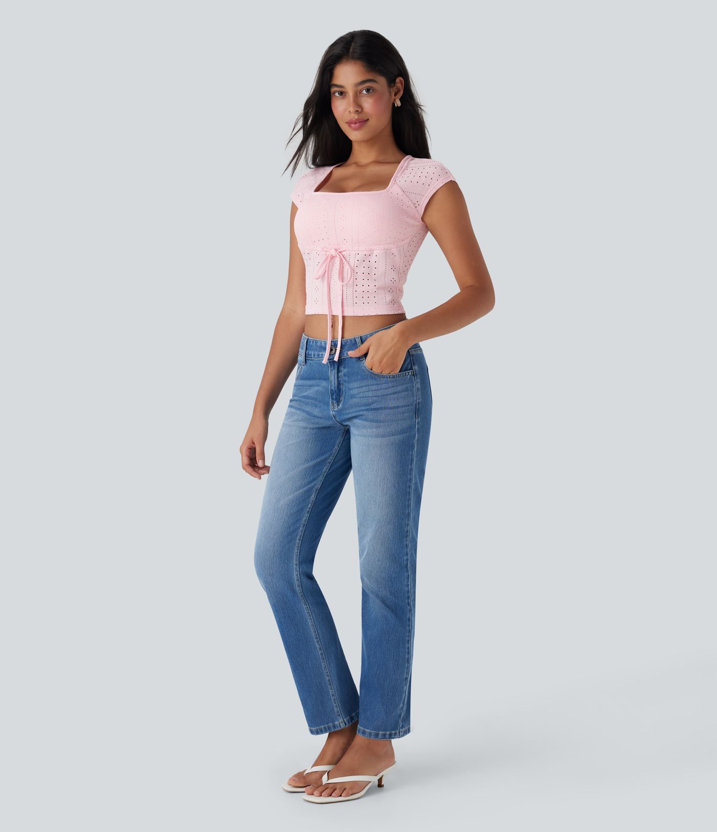Top corto y estrecho de estilo casual con escote cuadrado, cordón en el cuello y detalles perforados.