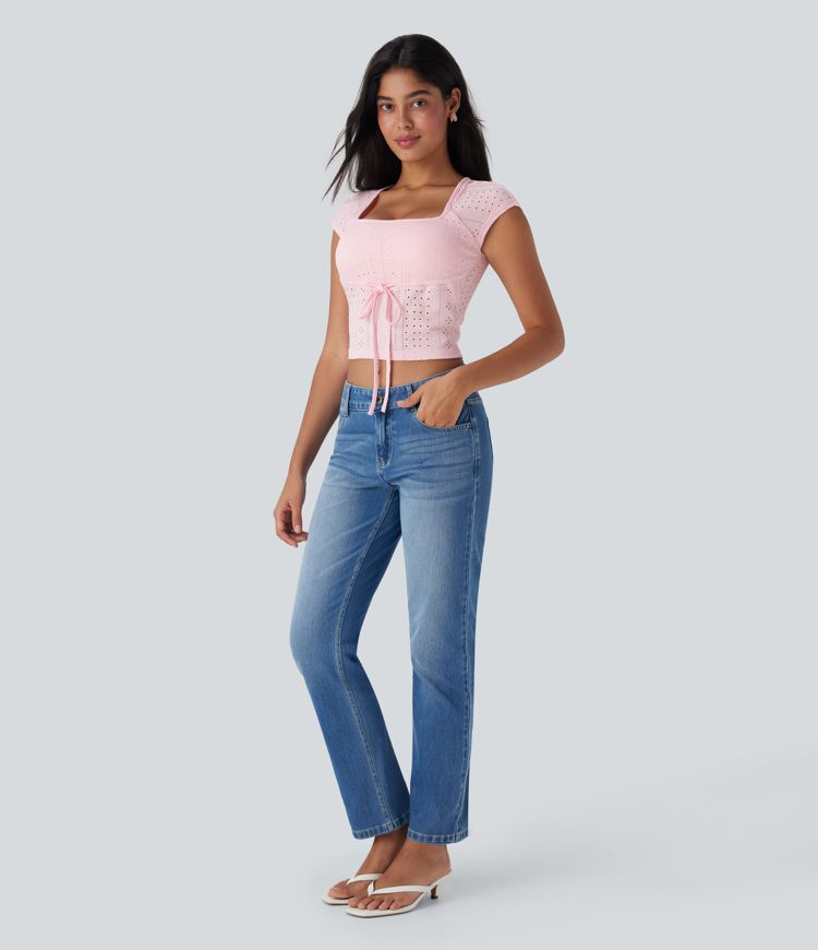 Top corto y estrecho de estilo casual con escote cuadrado, cordón en el cuello y detalles perforados.