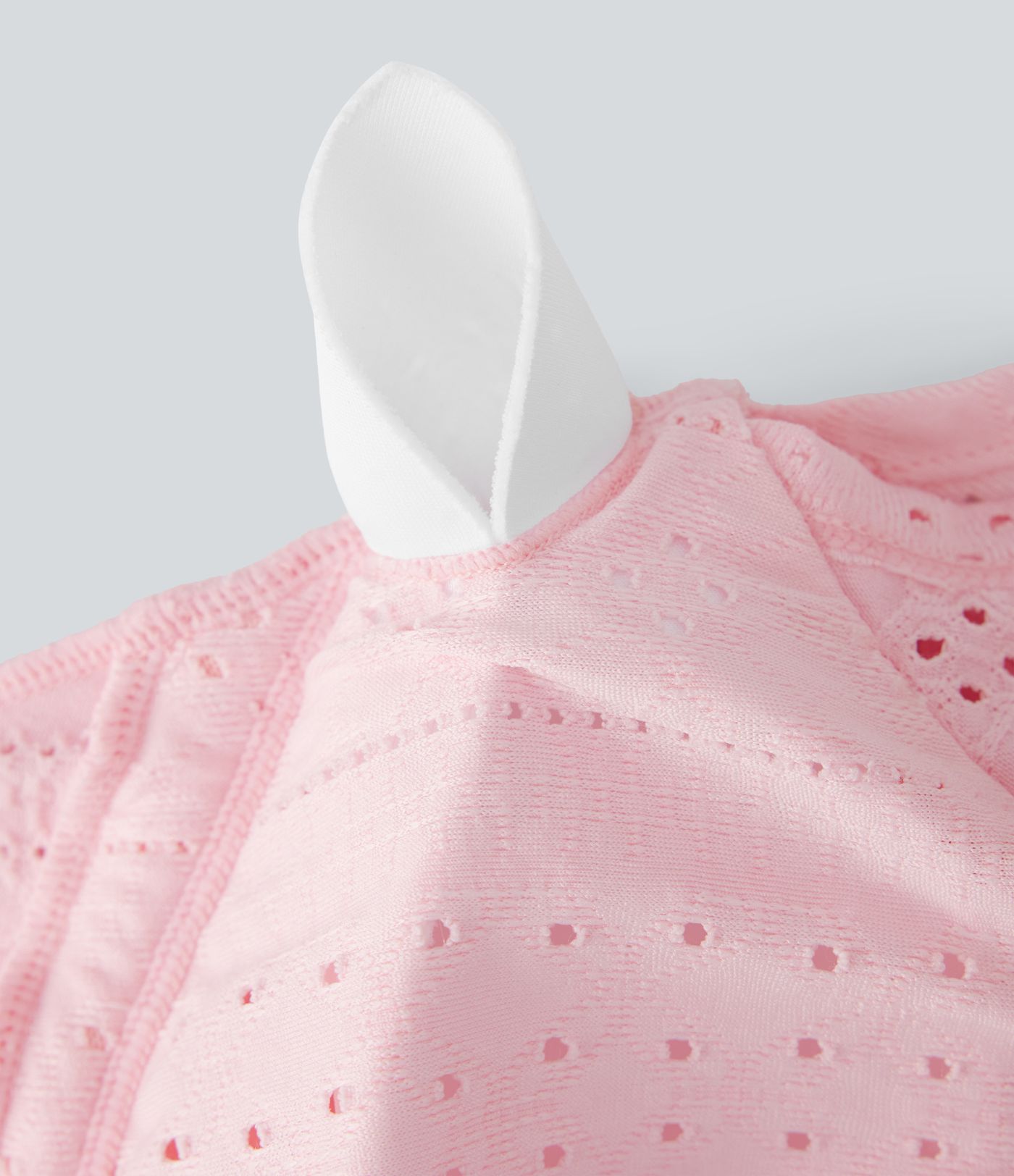 Top corto y estrecho de estilo casual con escote cuadrado, cordón en el cuello y detalles perforados.