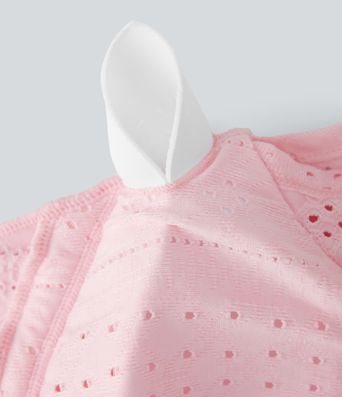 Top corto y estrecho de estilo casual con escote cuadrado, cordón en el cuello y detalles perforados.