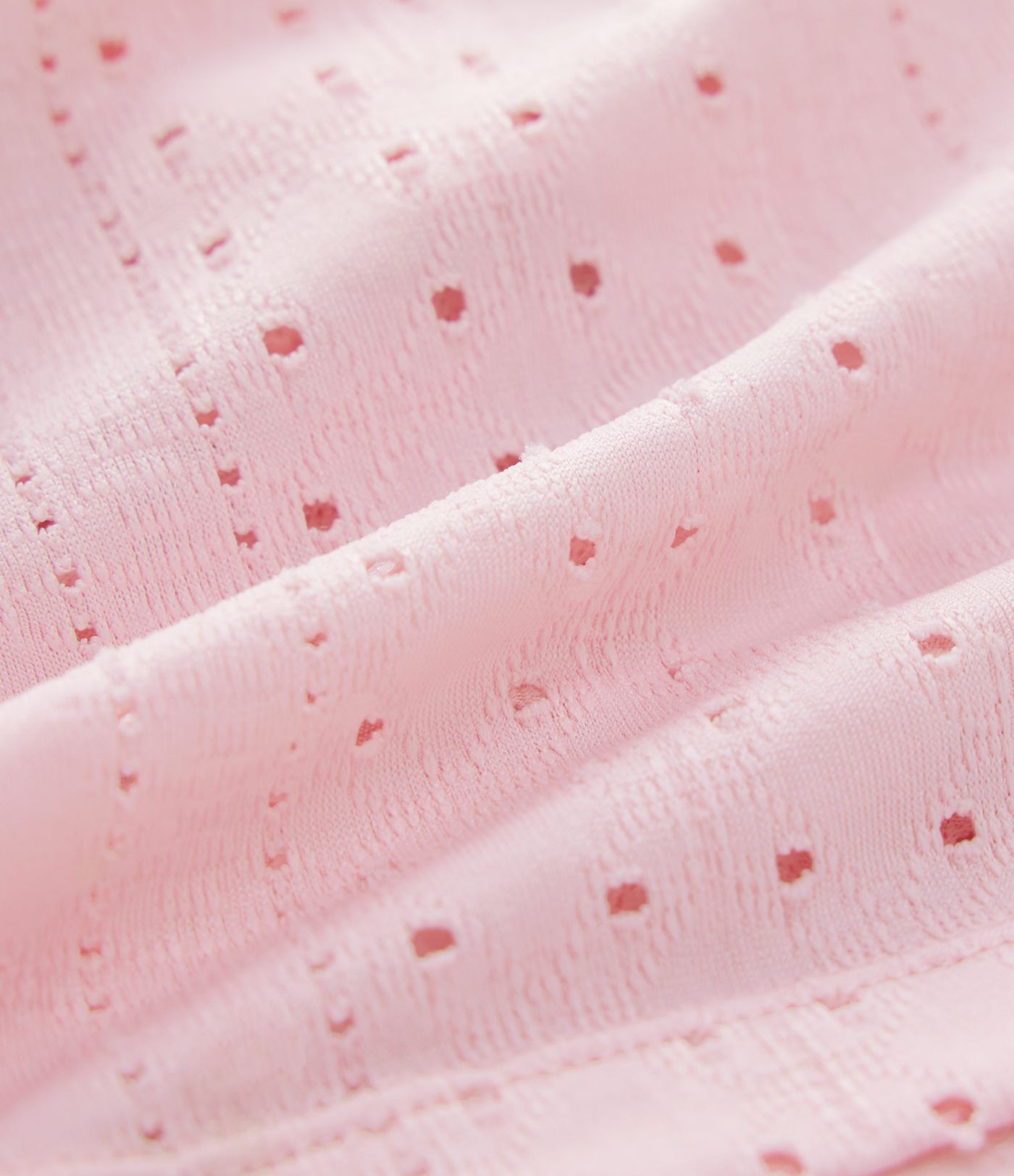 Top corto y estrecho de estilo casual con escote cuadrado, cordón en el cuello y detalles perforados.