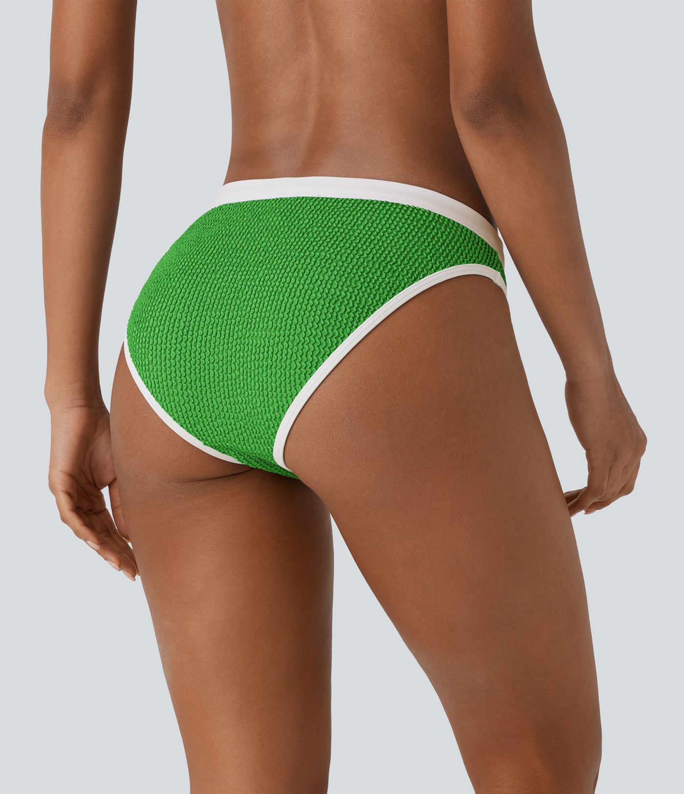 Bikinihose in Crinkle-Optik mit niedrigem Bund und Farbblockdesign