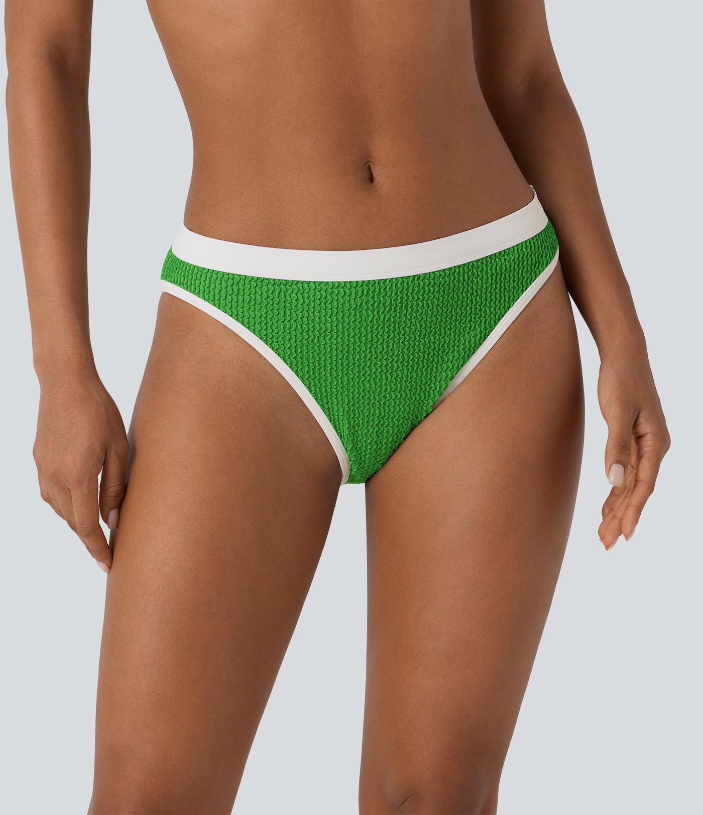 Bikinihose in Crinkle-Optik mit niedrigem Bund und Farbblockdesign
