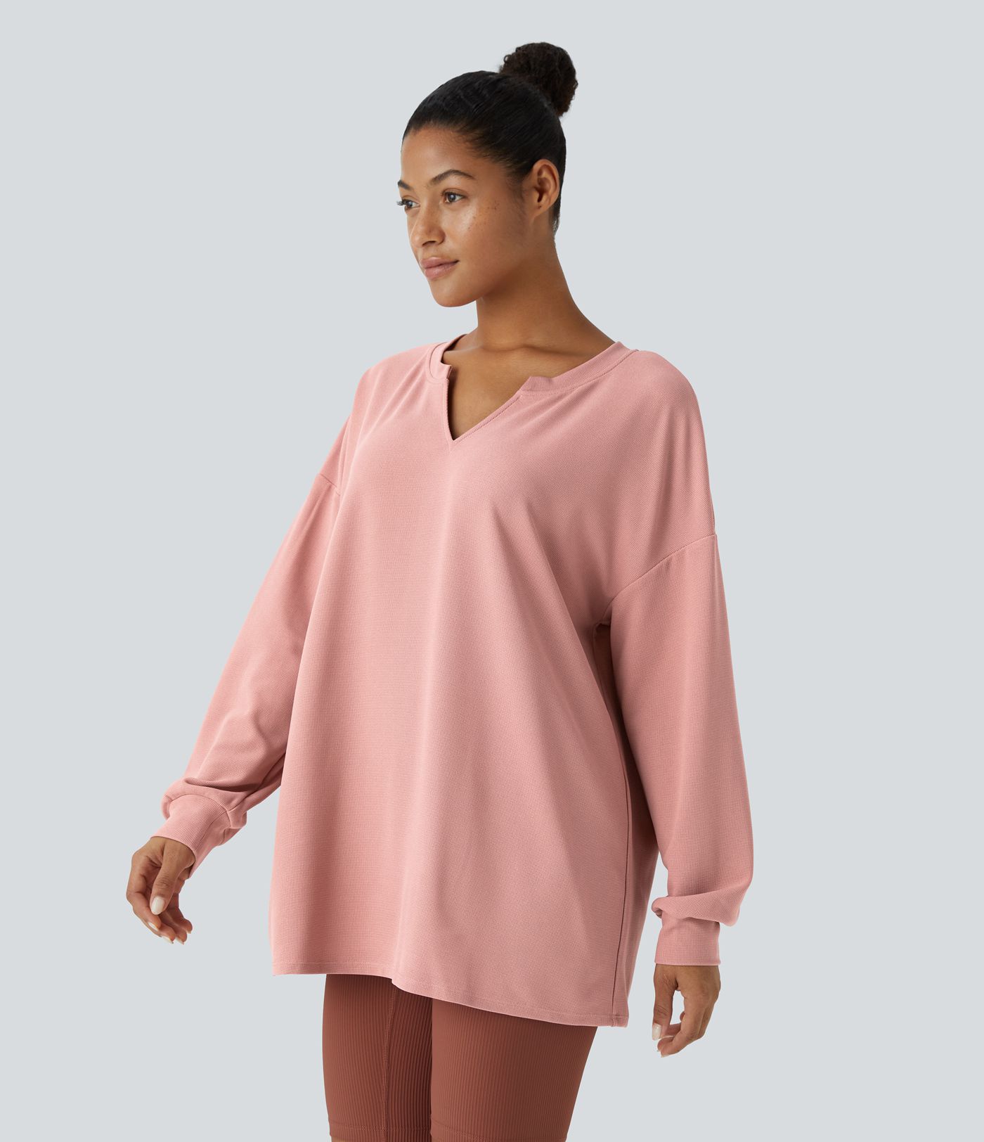 Lässiges Sweatshirt mit V-Ausschnitt, überschnittenen Schultern und Waffelmuster