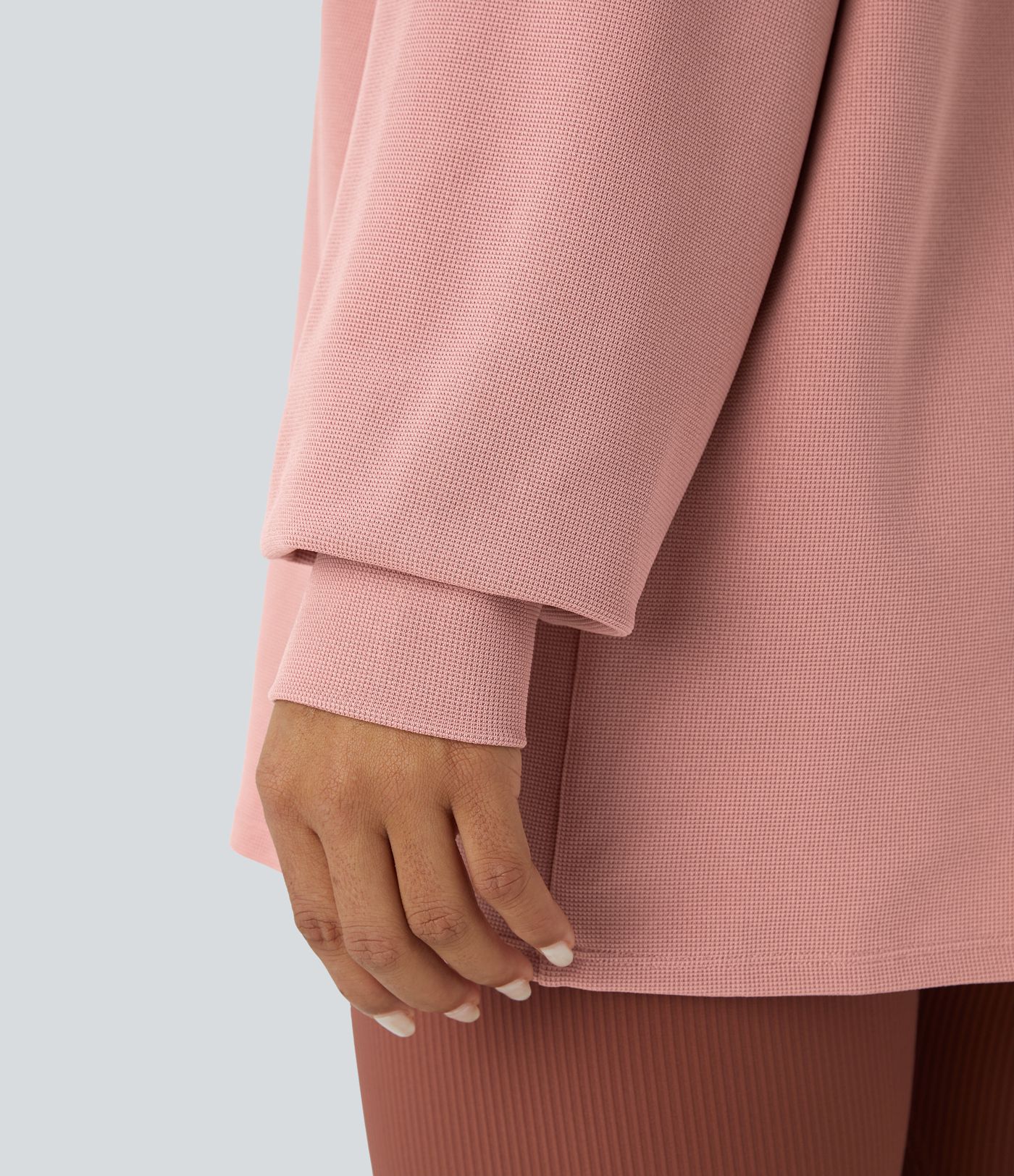 Lässiges Sweatshirt mit V-Ausschnitt, überschnittenen Schultern und Waffelmuster