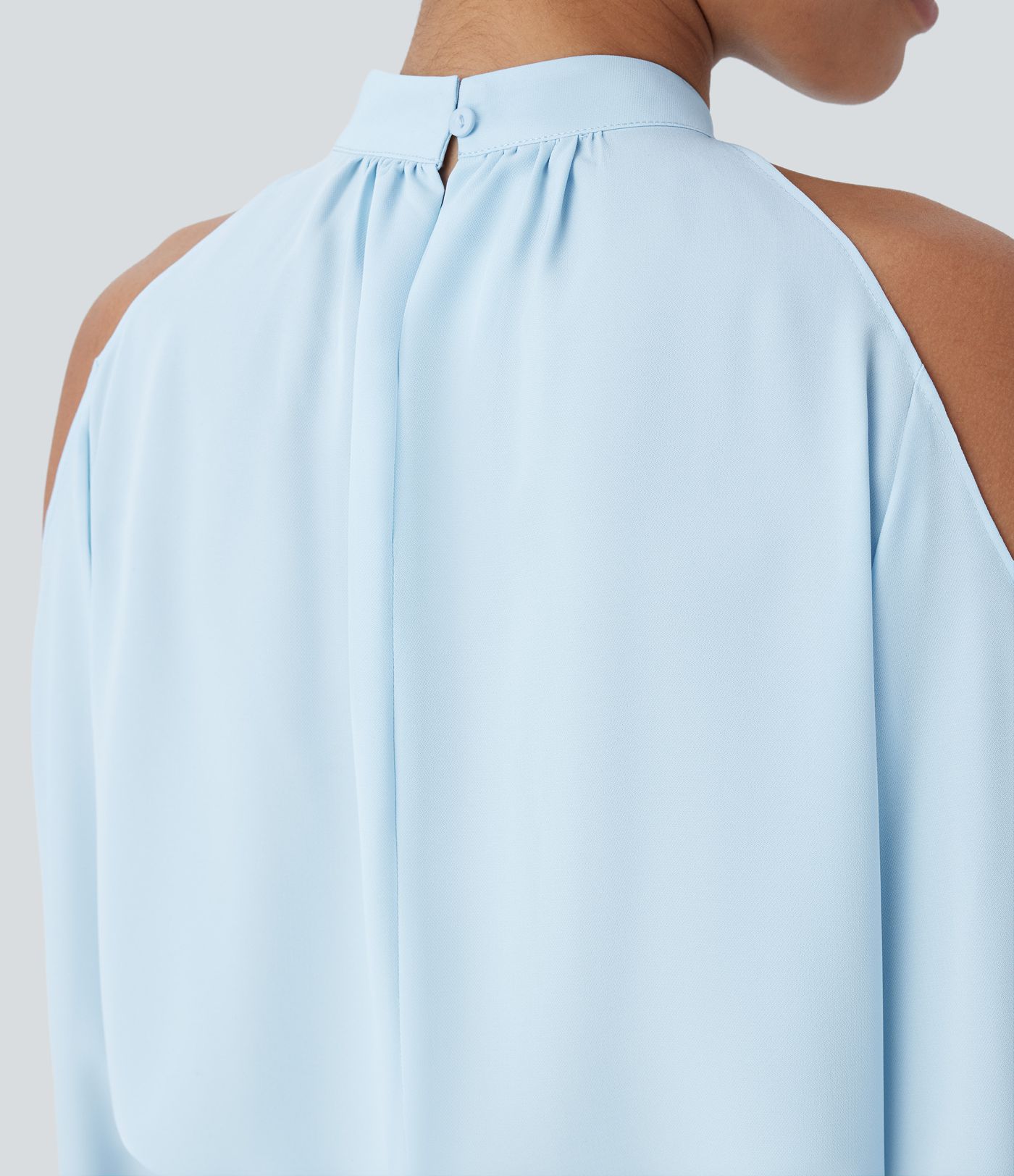 Lässige, schulterfreie Bluse mit Stehkragen, Knopfleiste und Bischofsärmeln