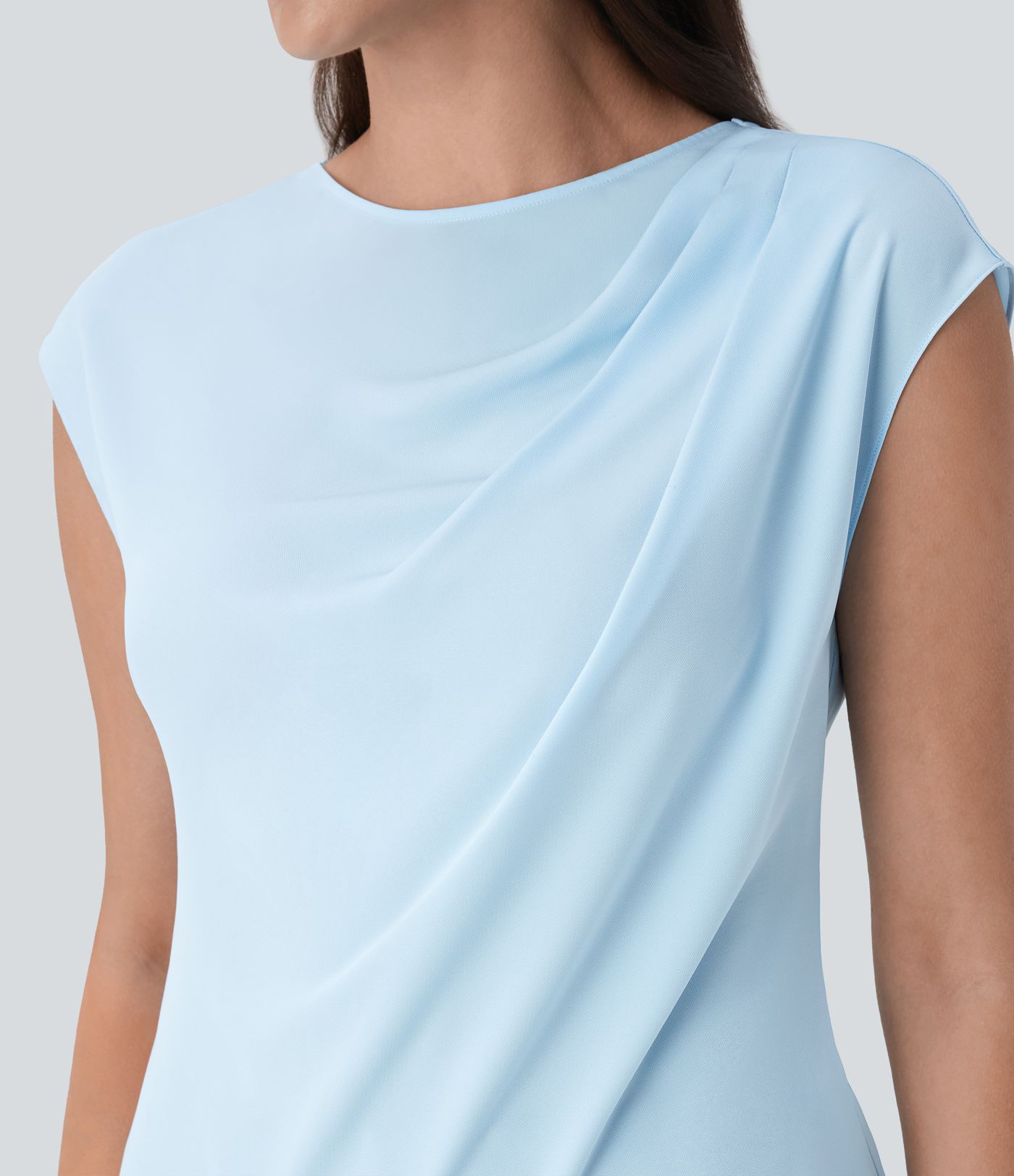 Gerafftes Arbeitsoberteil mit U-Boot-Ausschnitt, Flügelärmeln und unsichtbarem Reißverschluss