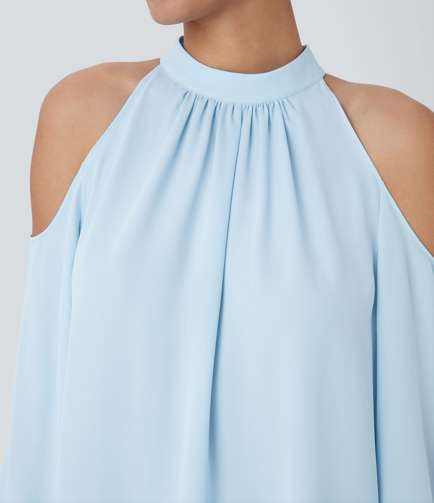 Lässige, schulterfreie Bluse mit Stehkragen, Knopfleiste und Bischofsärmeln