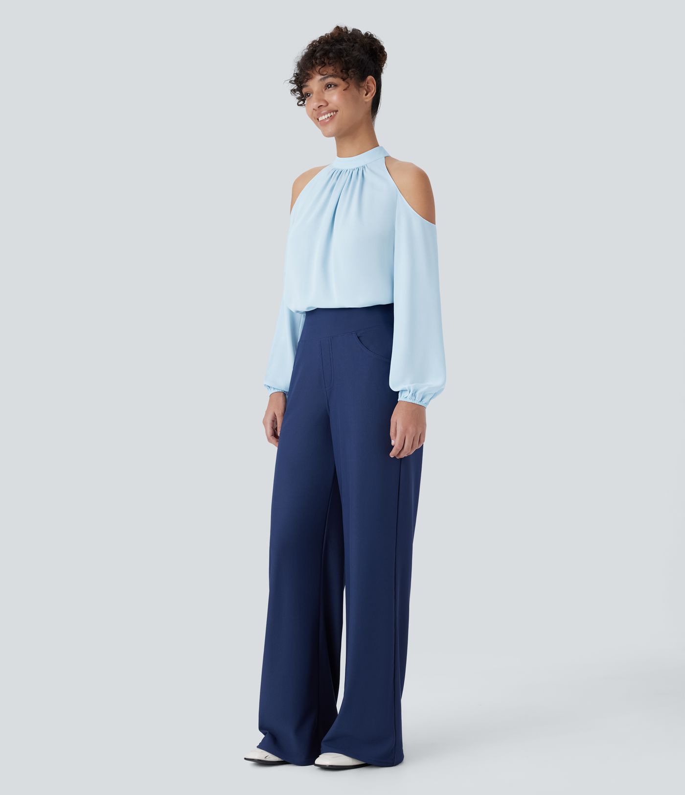 Lässige, schulterfreie Bluse mit Stehkragen, Knopfleiste und Bischofsärmeln