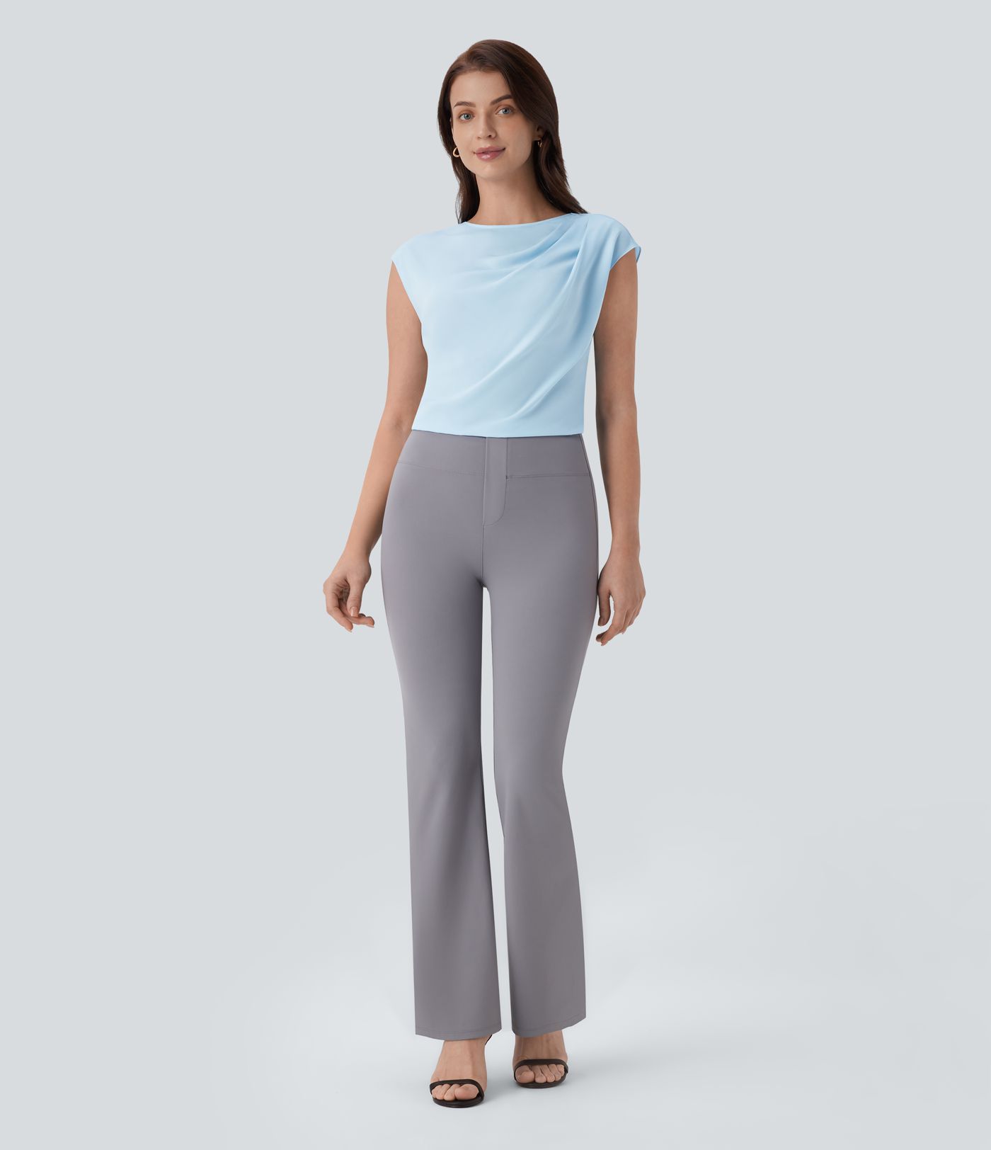 Gerafftes Arbeitsoberteil mit U-Boot-Ausschnitt, Flügelärmeln und unsichtbarem Reißverschluss