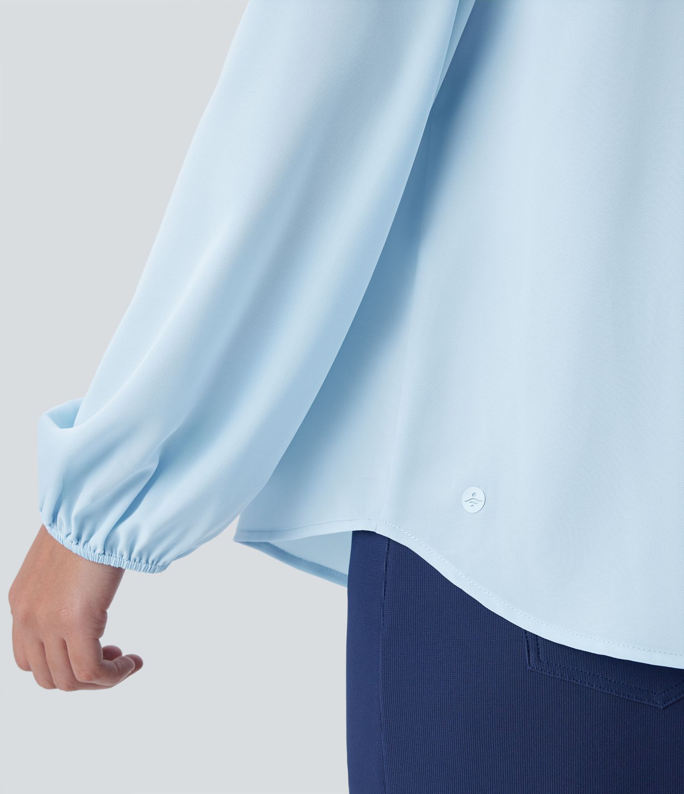 Lässige, schulterfreie Bluse mit Stehkragen, Knopfleiste und Bischofsärmeln