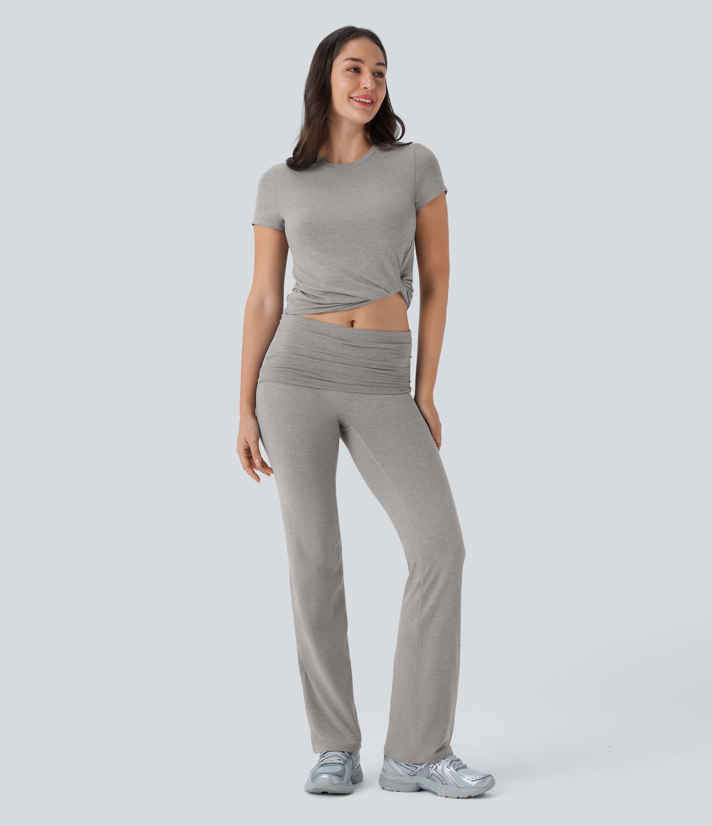 Kurzes Yoga-Sport-Top mit Rundhalsausschnitt und gedrehten Ärmeln