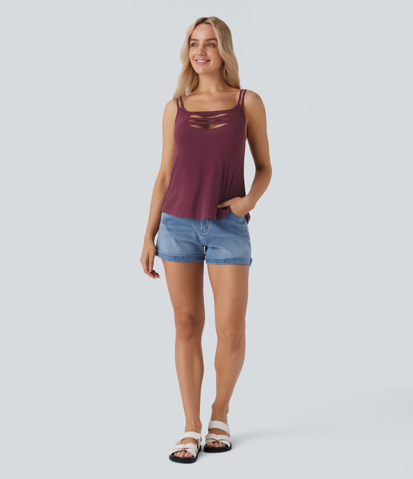 Lässiges, zerrissenes, geripptes Tanktop mit Doppelträgern und Cut-Outs
