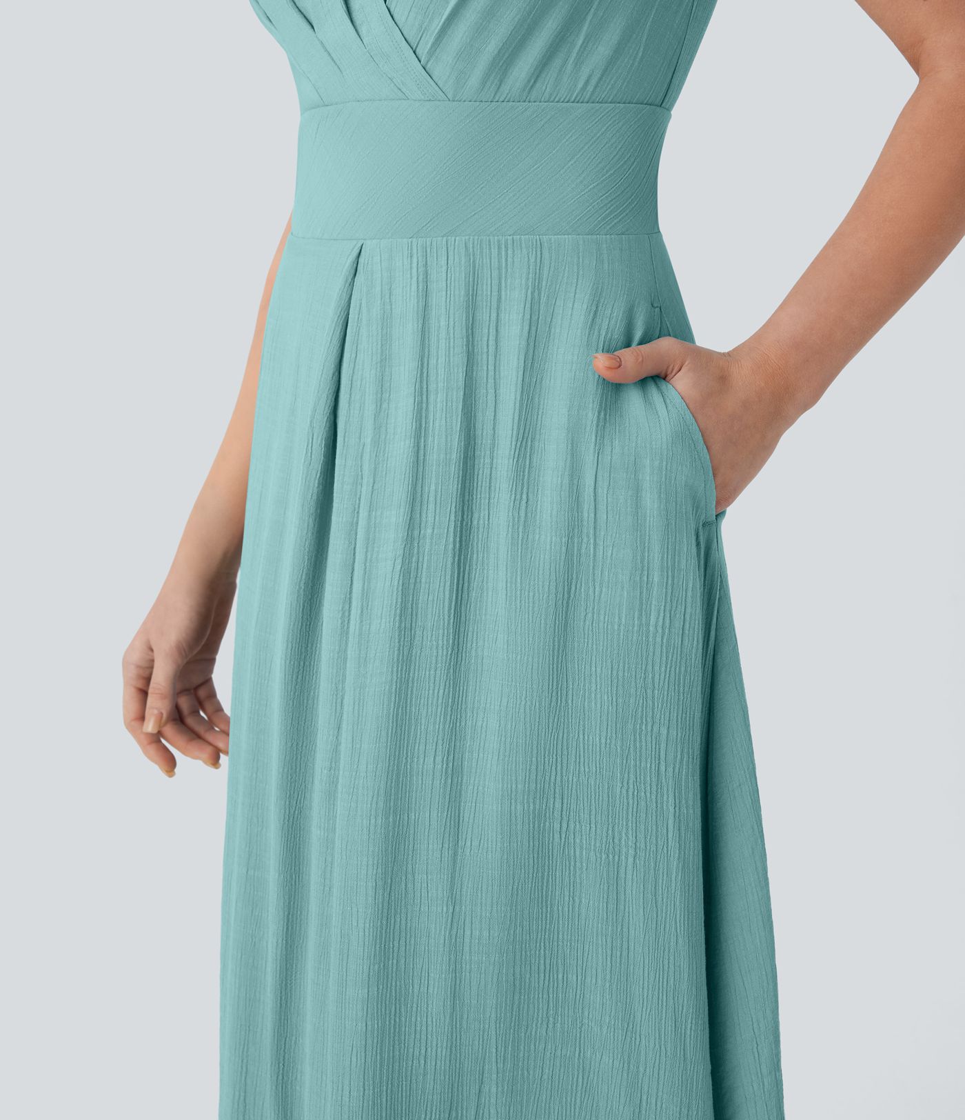 Fließendes Midi-Arbeitskleid mit V-Ausschnitt, überkreuzten Flügelärmeln, unsichtbarem Reißverschluss und Seitentasche