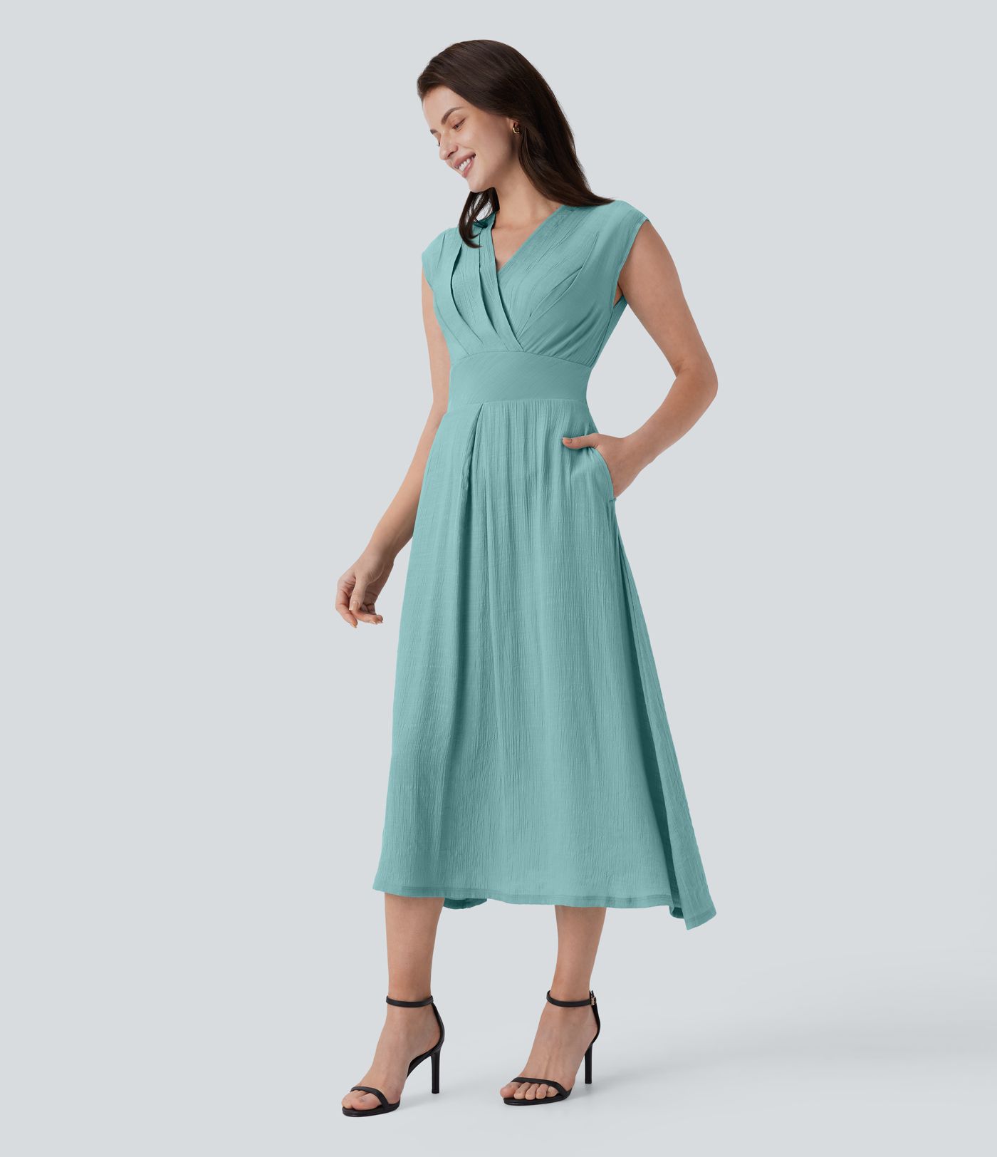 Fließendes Midi-Arbeitskleid mit V-Ausschnitt, überkreuzten Flügelärmeln, unsichtbarem Reißverschluss und Seitentasche